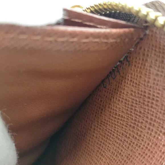 Authentic Louis Vuitton Brown Monogram Wallet mn378-030526
